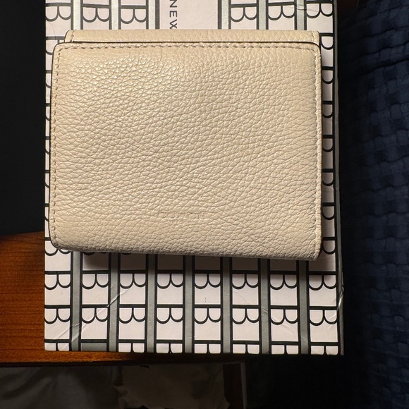 Coach Chalk Leather Wallet with Gold Horse & Carriage Close - Picture 7 of 9